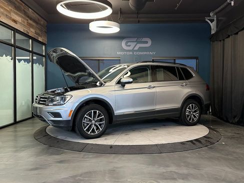 Used 2020 Volkswagen Tiguan SE w/ Panoramic Sunroof Package image 25