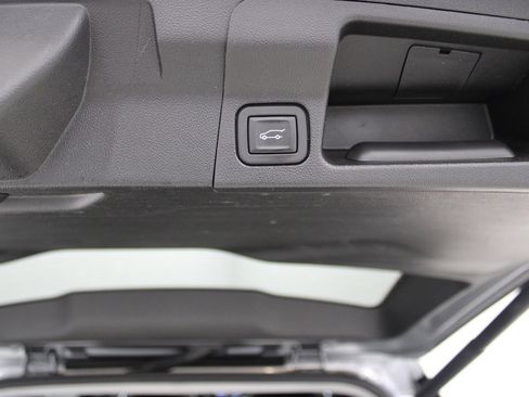 Used 2023 GMC Acadia SLE w/ Driver Convenience Package image 11