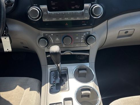Used 2012 Toyota Highlander 4WD w/ Tech Pkg image 17