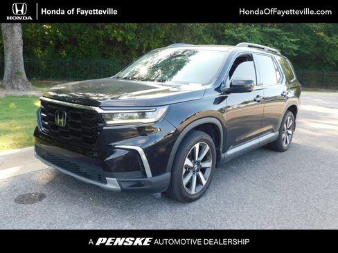 Used 2025 Honda Pilot Touring image 1