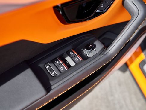 Used 2025 Lamborghini Urus SE image 30