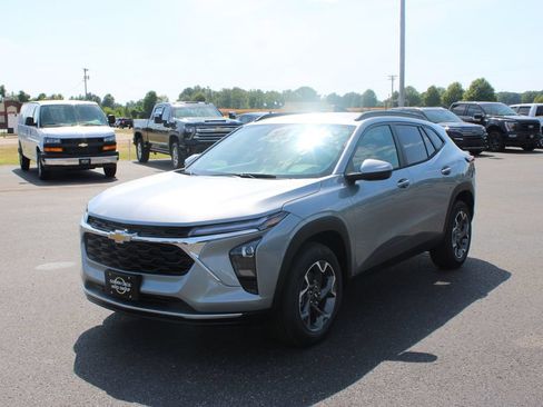 New 2026 Chevrolet Trax LT w/ Driver Confidence Package FWD image 4