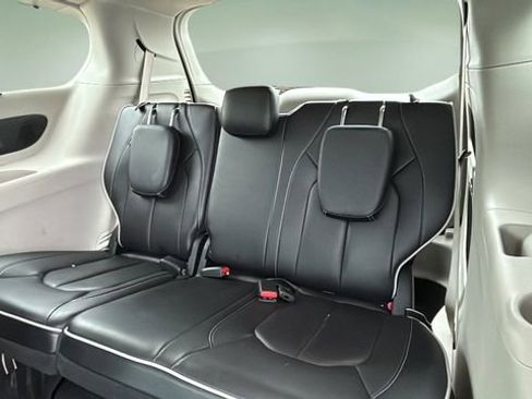 Used 2023 Chrysler Pacifica Limited image 29