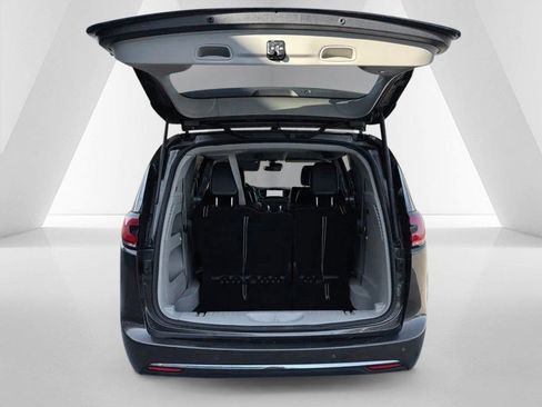 Used 2023 Chrysler Pacifica Touring-L image 32