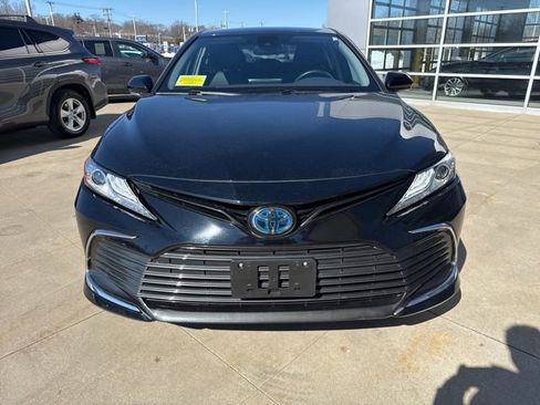 Used 2022 Toyota Camry XLE image 2