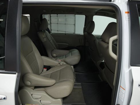 Used 2017 Toyota Sienna XLE image 16