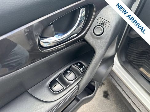Used 2018 Nissan Rogue SV AWD/4WD image 18
