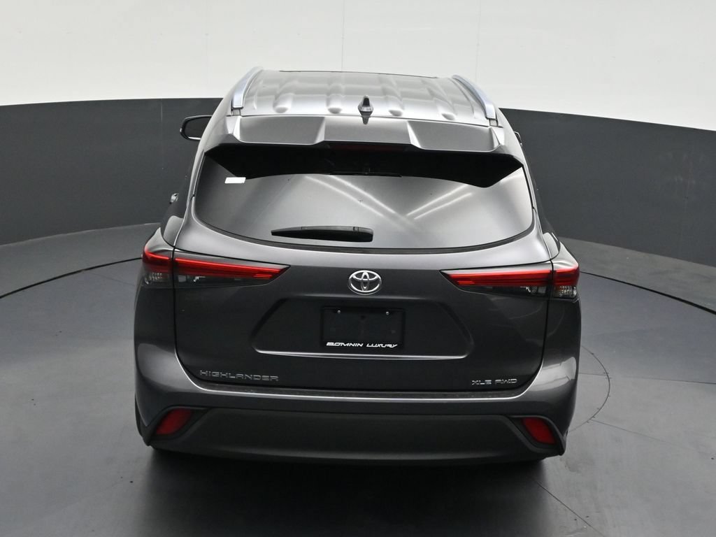 Used 2021 Toyota Highlander XLE AWD/4WD image 18
