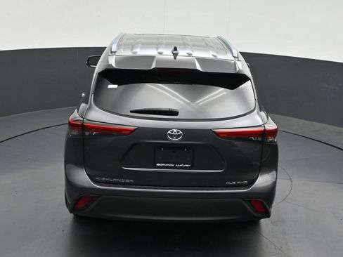 Used 2021 Toyota Highlander XLE AWD/4WD image 18