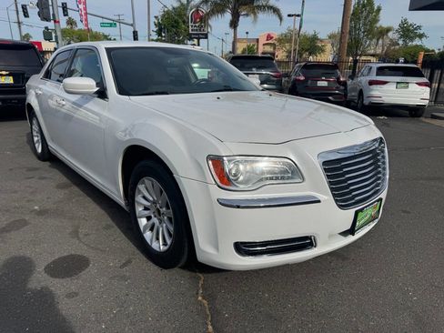Used 2011 Chrysler 300 image 2