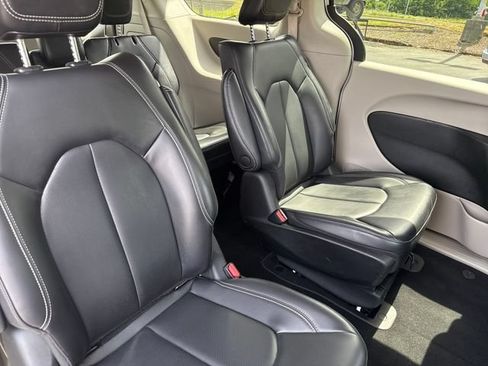 Used 2023 Chrysler Pacifica Touring-L FWD image 21