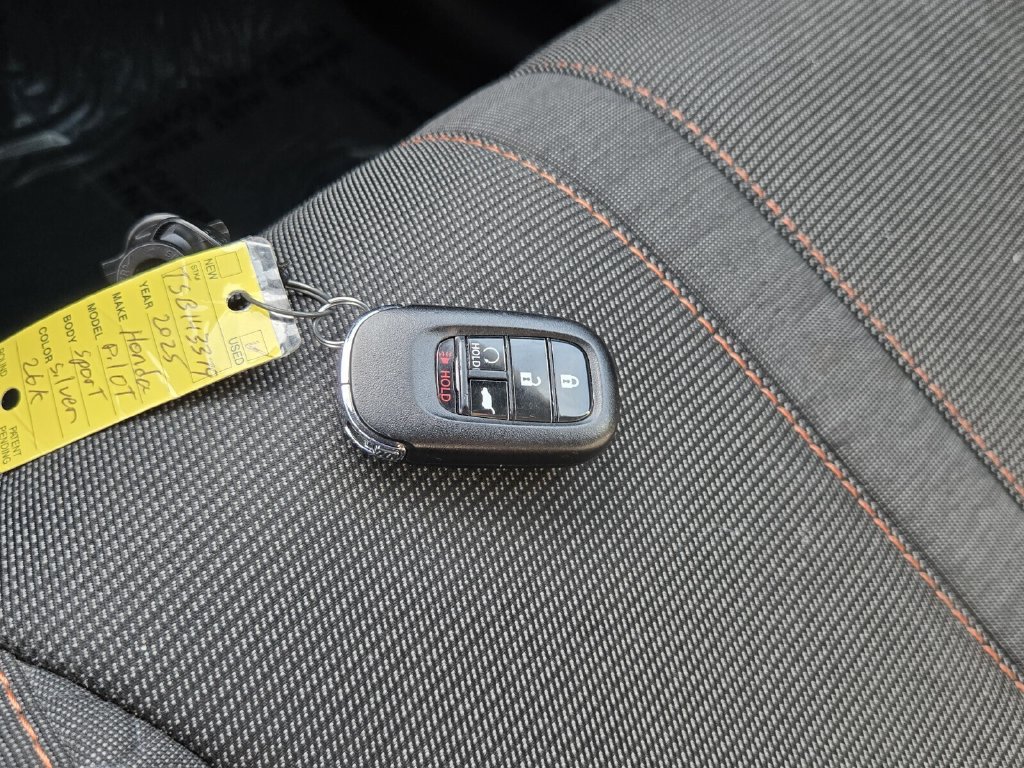 Used 2025 Honda Pilot Sport image 21