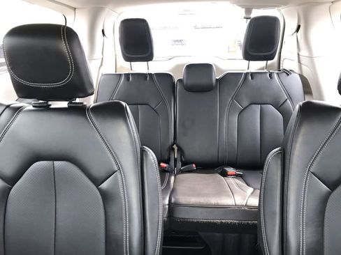 Used 2024 Chrysler Pacifica Touring-L image 22