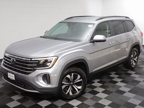 Used 2025 Volkswagen Atlas SE image 2