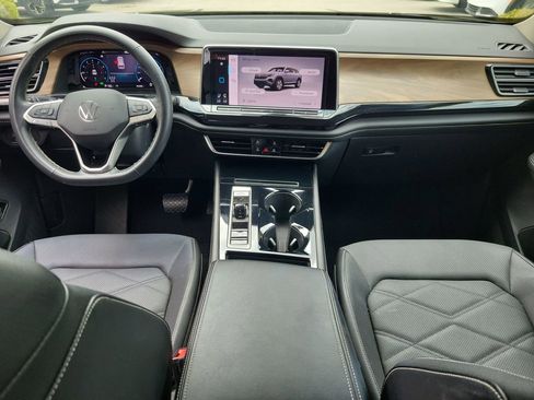 Used 2024 Volkswagen Atlas SE image 13