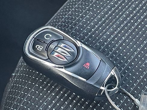 Used 2025 Buick Envista Preferred image 25