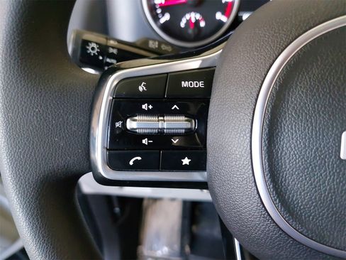 Used 2024 Kia Carnival LX image 18