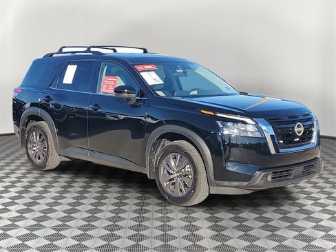 Used 2023 Nissan Pathfinder SV image 2