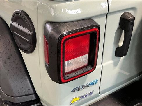Used 2023 Jeep Wrangler Unlimited w/ Sun & Screen Package AWD/4WD image 33