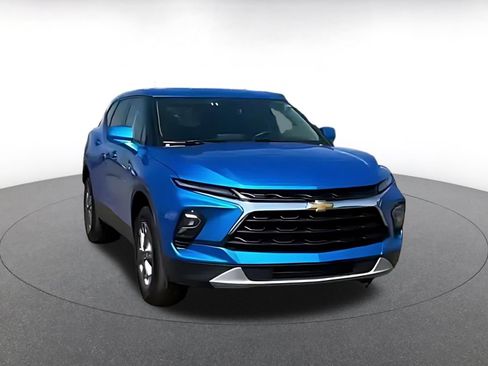 Used 2026 Chevrolet Blazer LT FWD image 2
