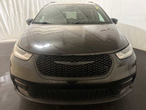 Used 2021 Chrysler Pacifica Touring-L w/ S Appearance Package image 3