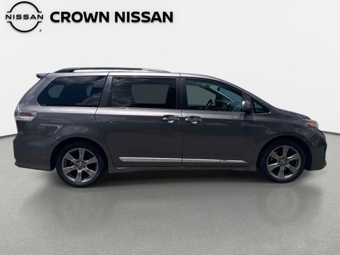 Used 2019 Toyota Sienna SE FWD image 10