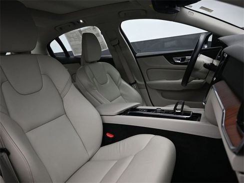 Used 2022 Volvo S60 B5 Momentum w/ Premium Package image 33