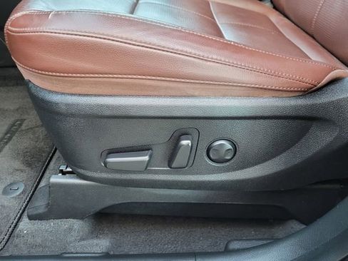 Certified 2024 Kia Telluride EX w/ EX Captain's Chair Package FWD image 14