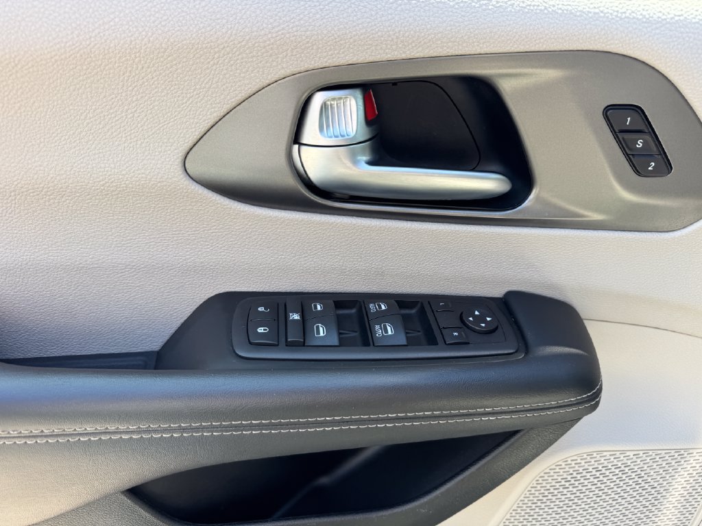 Used 2023 Chrysler Pacifica Touring-L FWD image 23