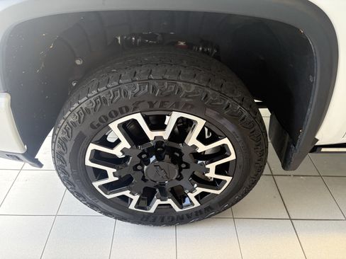 Used 2025 Chevrolet Silverado 2500 High Country w/ High Country Premium Package AWD/4WD image 8