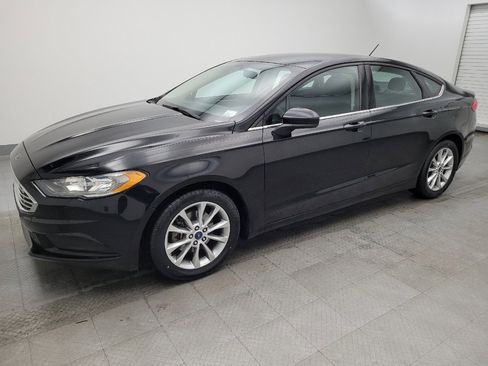 Used 2017 Ford Fusion SE w/ Fusion SE Technology Package image 2