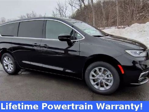 New 2026 Chrysler Pacifica Select image 2