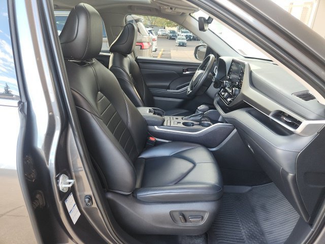 Used 2021 Toyota Highlander XLE AWD/4WD image 26