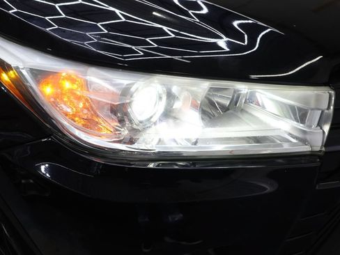 Used 2019 Toyota Highlander XLE AWD/4WD image 25