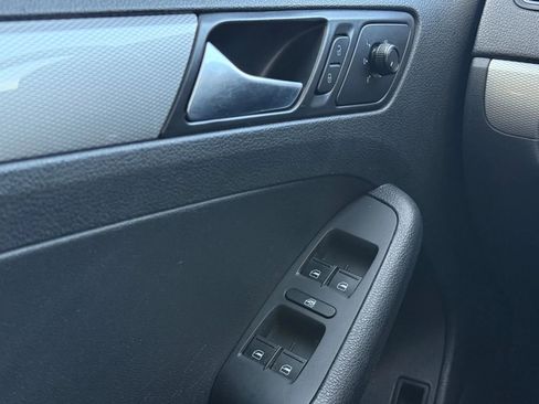 Used 2017 Volkswagen Jetta SE image 24