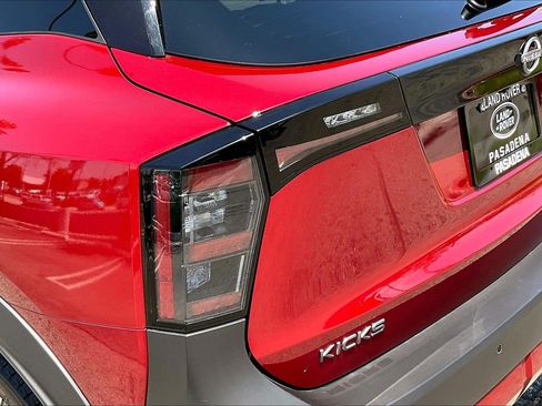 Used 2025 Nissan Kicks SR FWD image 27