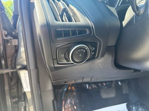 Used 2017 Ford Focus SE FWD image 17