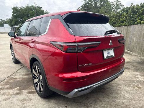 Used 2025 Mitsubishi Outlander SE FWD image 2