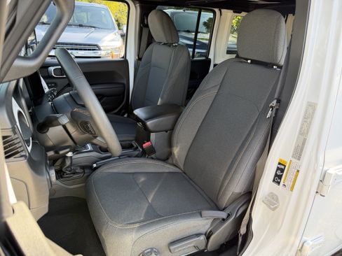 Used 2024 Jeep Wrangler Unlimited w/ Convenience Group AWD/4WD image 16