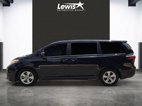 Used 2018 Toyota Sienna L w/ Carpet Mat Package FWD image 2