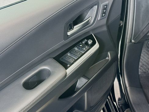 Used 2025 Toyota Sienna Platinum FWD image 19