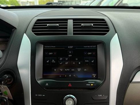Used 2015 Ford Explorer XLT w/ Equipment Group 202B FWD image 24