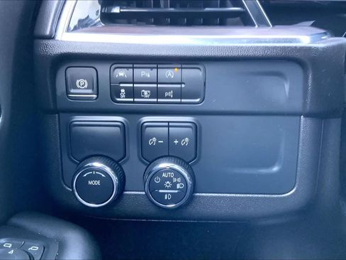 Used 2025 Chevrolet Suburban LT w/ Comfort Package RWD image 34