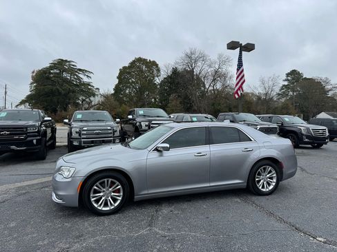 Used 2017 Chrysler 300 C image 2