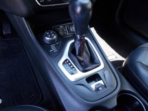 Used 2016 Jeep Cherokee Trailhawk image 30