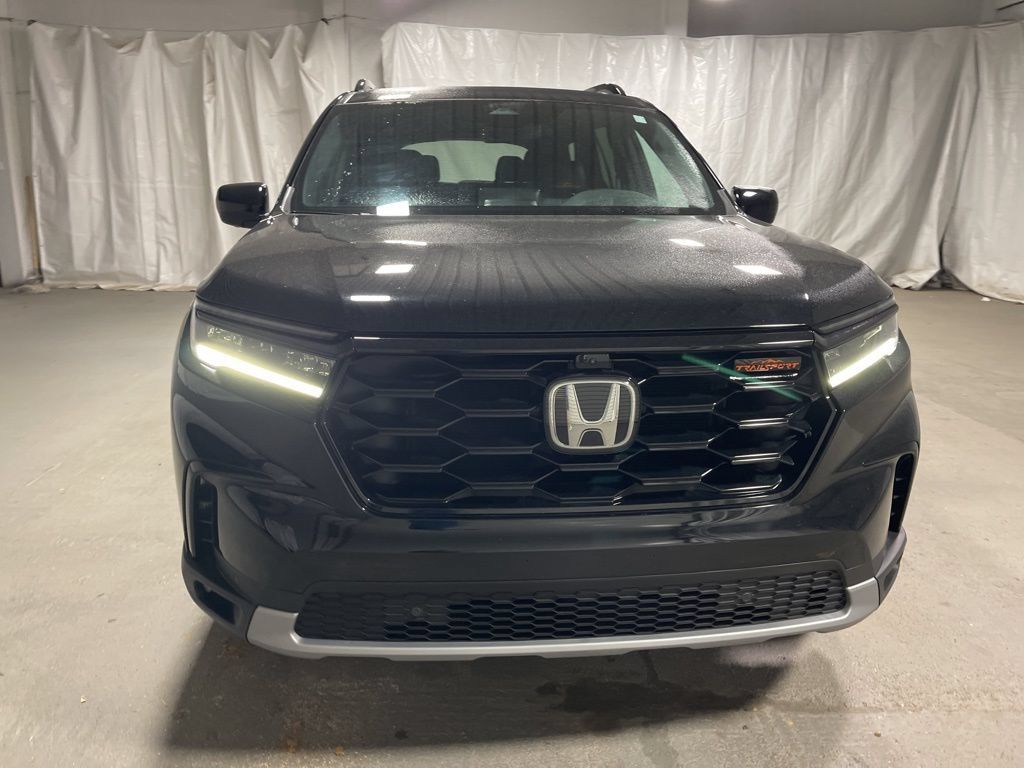 Used 2025 Honda Pilot TrailSport image 2