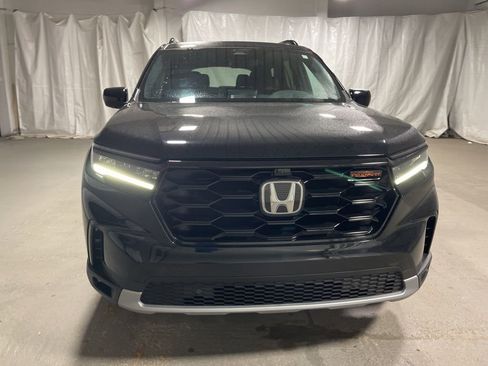 Used 2025 Honda Pilot TrailSport image 2