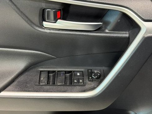 Used 2019 Toyota RAV4 XLE w/ Convenience Package FWD image 13
