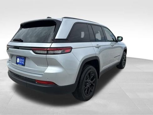 Used 2025 Jeep Grand Cherokee Altitude image 7