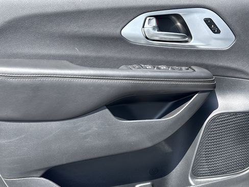 New 2026 Chrysler Pacifica Limited image 12